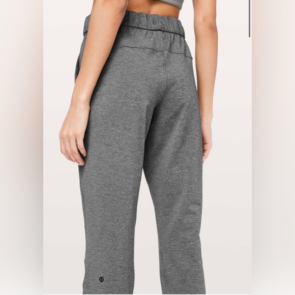 Lululemon on the fly 7/8 pant - Picture 3 of 9